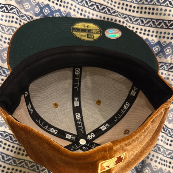 New York Yankees Black and Gold Caps - Picture 3 of 6